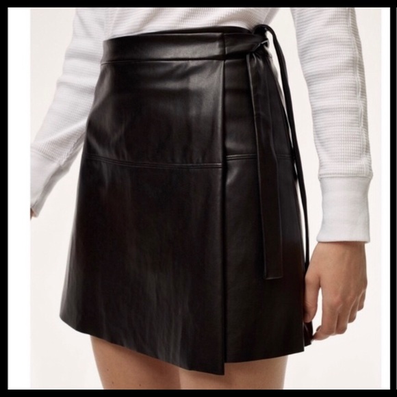 Aritzia skirt in black. Size xxs - Picture 1 of 4